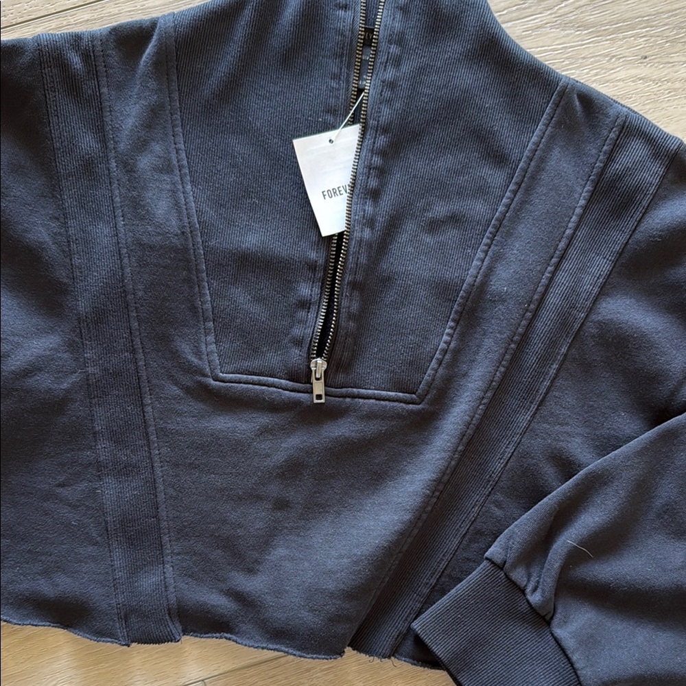 NWT Forever 21 Black Cropped Pullover with Zipper - Picture 3 of 3